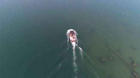 Mann-Fährt-Mit-Einem-Motorboot-Im-Fluss-4k