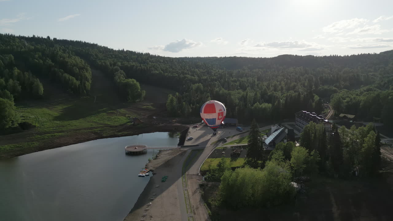 산악 리조트 호수 위 의 열기 풍선