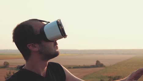 hombre experimentando la realidad virtual al atardecer