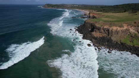 Wellen-Brechen-Am-Boulder-Beach---Lennox-Heads---New-South-Wales---Australien---Luftaufnahme