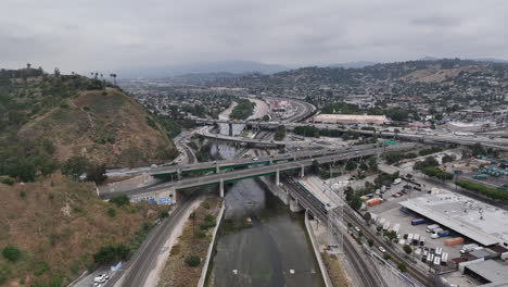 Vuelo-De-Drones-Sobre-El-Río-Los-Angeles-Cerca-Del-Parque-Elysian