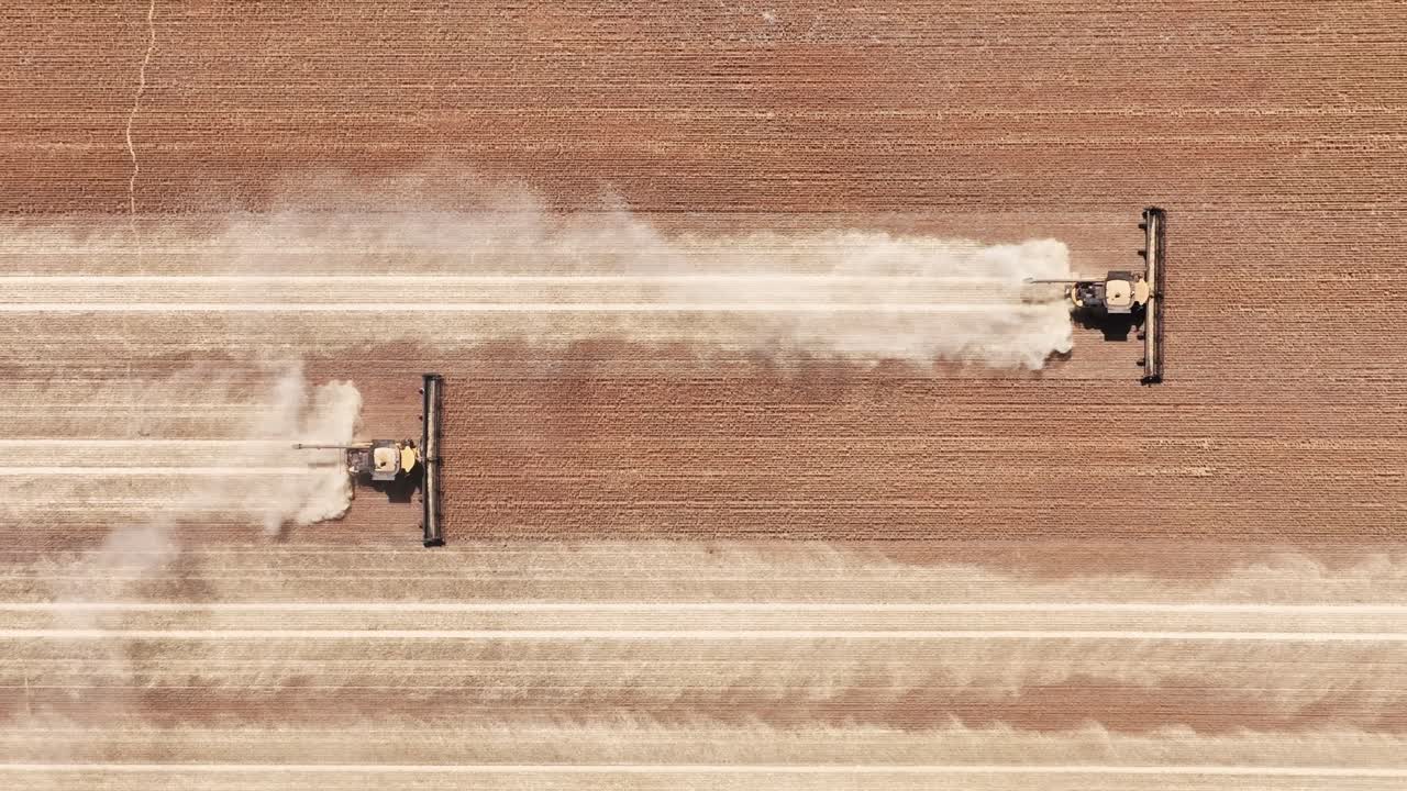 este material captura la sinergia de la tecnología agrícola moderna, mostrando el papel esencial de los frentes de cabecera en el proceso de cosecha de trigo