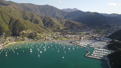 Boats-and-yacht-club-in-Waikawa-Bay,-Picton