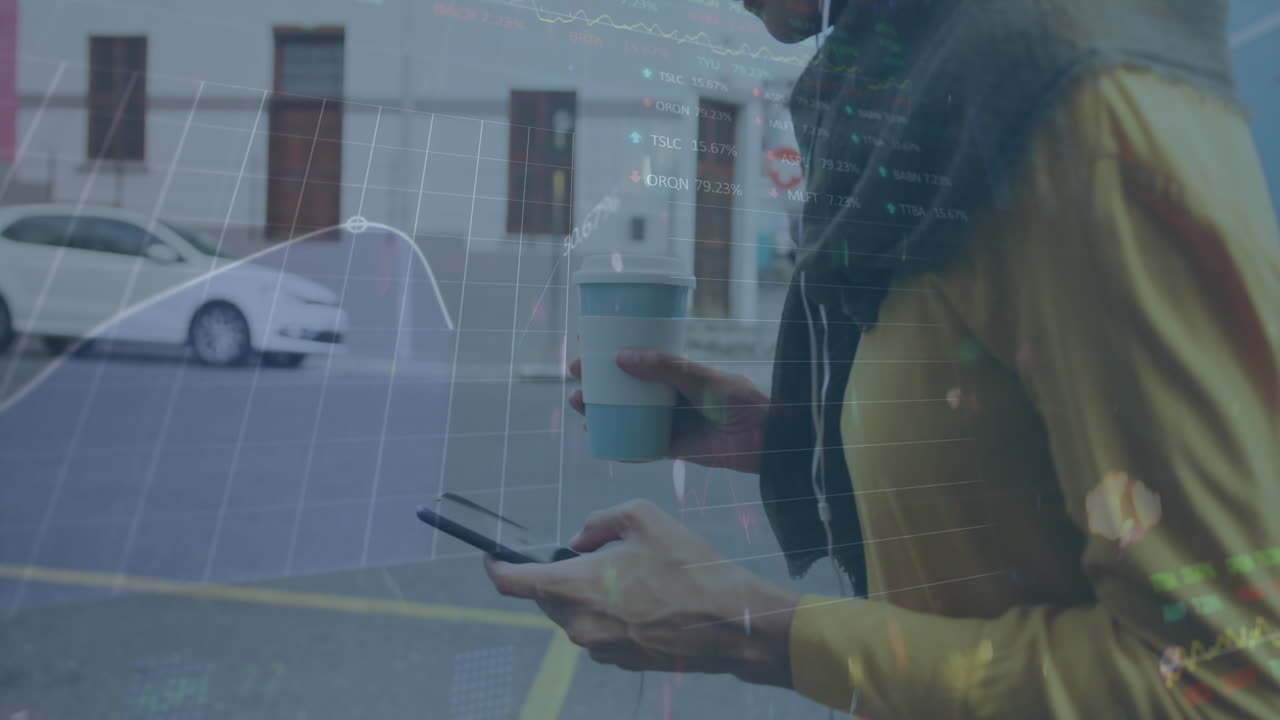 animación de tablero de negociación, hojas que caen, mujer caucásica con hijab con café usando teléfono