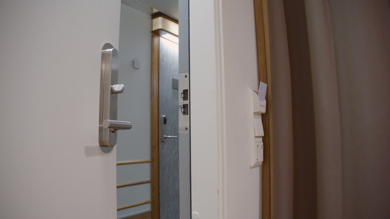 hombre desconocido entra en la habitación del hotel a toda prisa, tiro interior