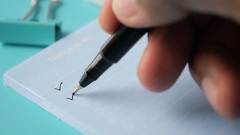 escribiendo a mano una lista de tareas