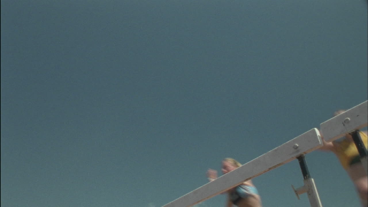 두 여자가 장애물을 뛰어 넘다