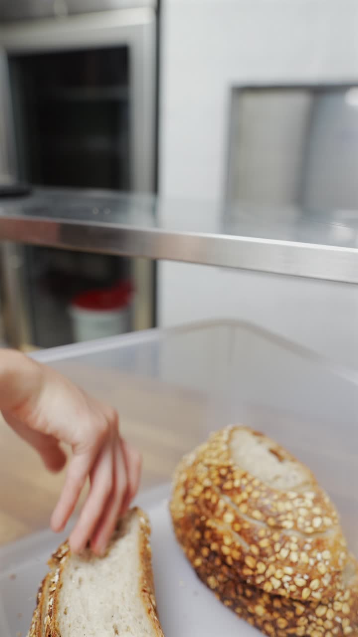 저장소에서 을 준비하고 가져가는 사람