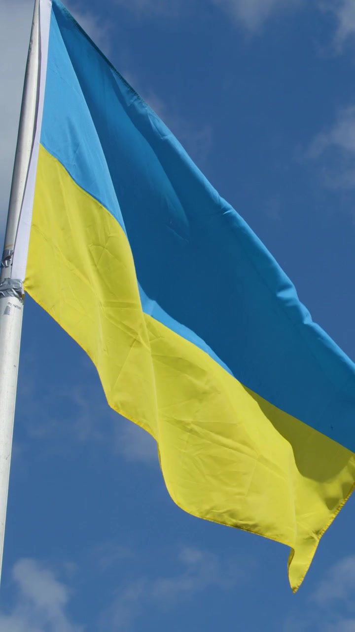 Bandiera ucraina che sventola nel cielo blu