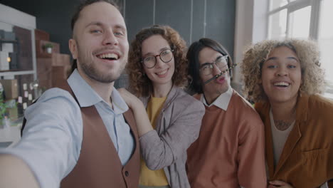 selfie en grupo de amigos