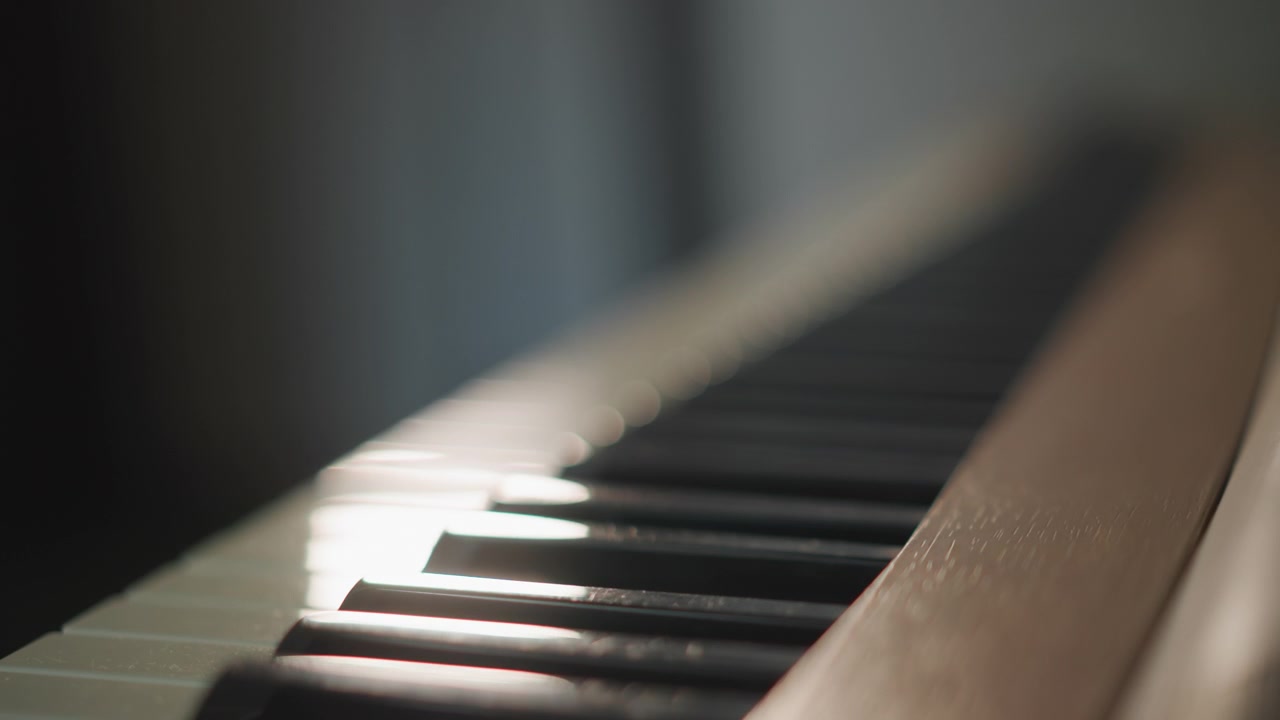 Un morbido bokeh cinematografico esalta una scena di improvvisazione musicale pensierosa alla luce del sole. Una luce solare tenera e calda illumina un musicista solista che esplora una melodia con risonanza riflessiva in stile cinematografico.