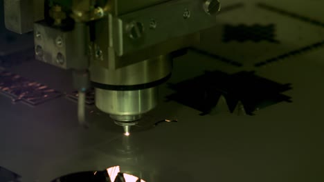 corte láser cnc de metal, tecnología industrial moderna.