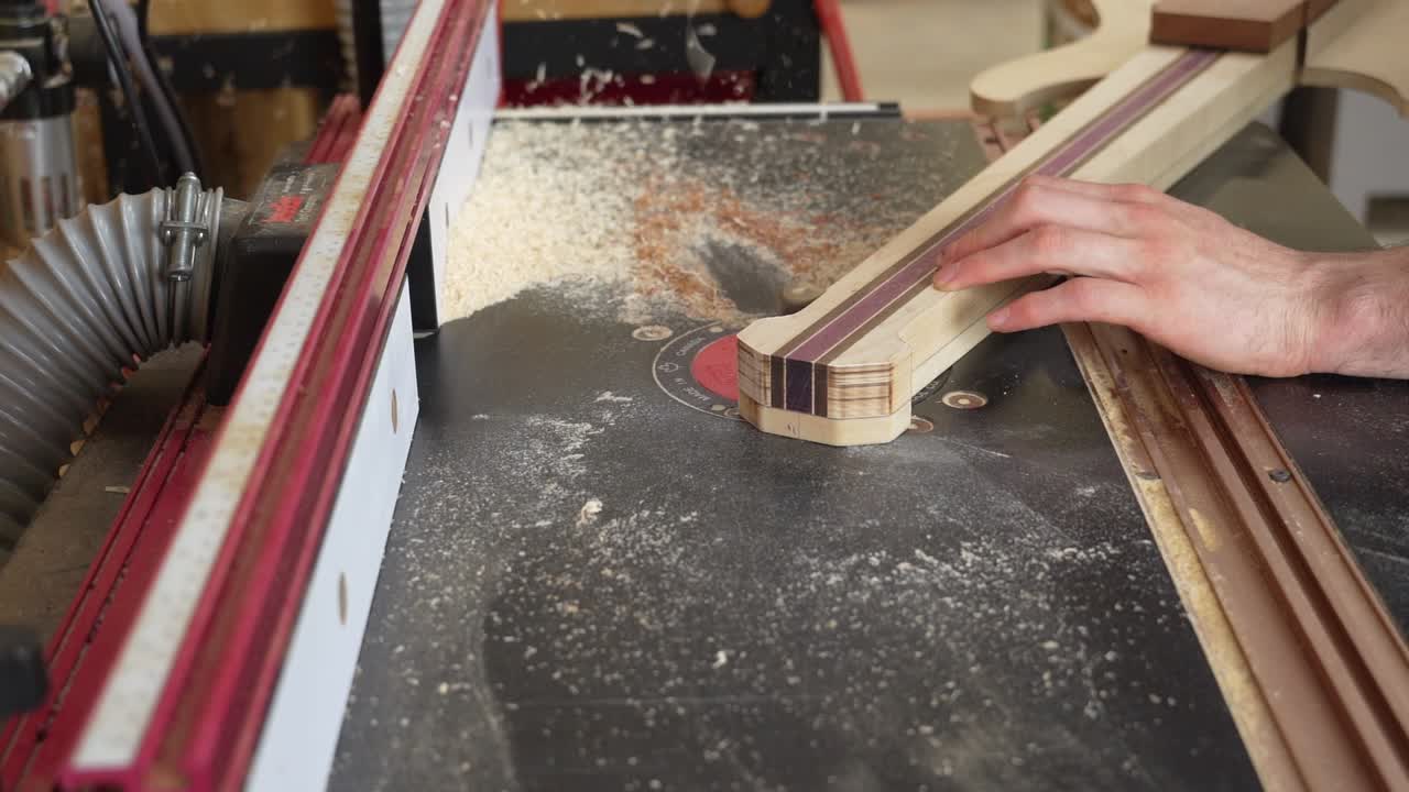 라우터 기계 슬로우 모션에 나무 기타 목을 형성하는 남자