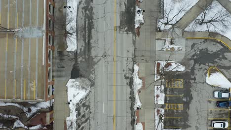 Alte-Abgenutzte-Straße-Voller-Schlaglöcher,-Luftbild-Von-Oben-Nach-Unten