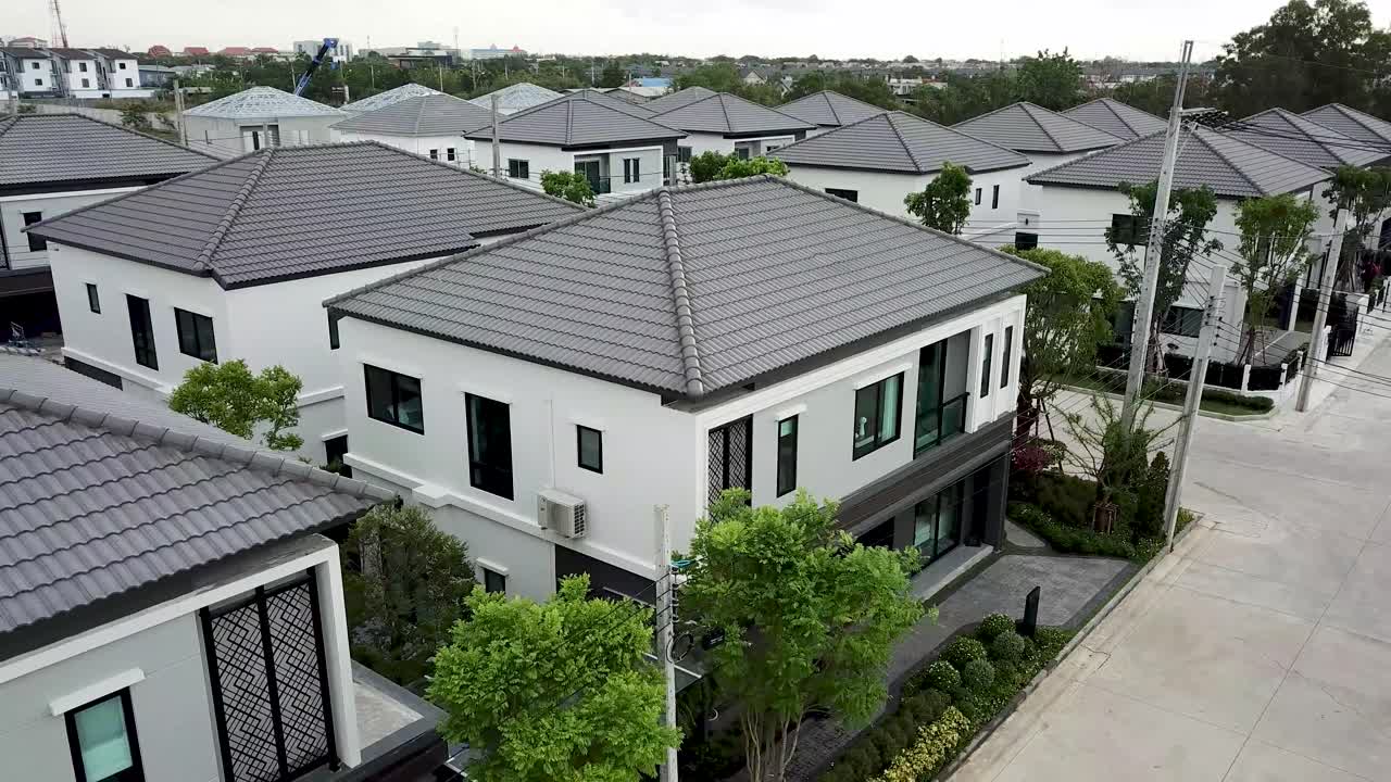 imágenes aéreas de la casa contemporánea moderna blanca y gris