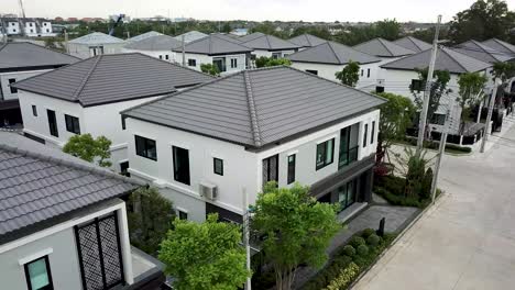 imágenes aéreas de la casa contemporánea moderna blanca y gris