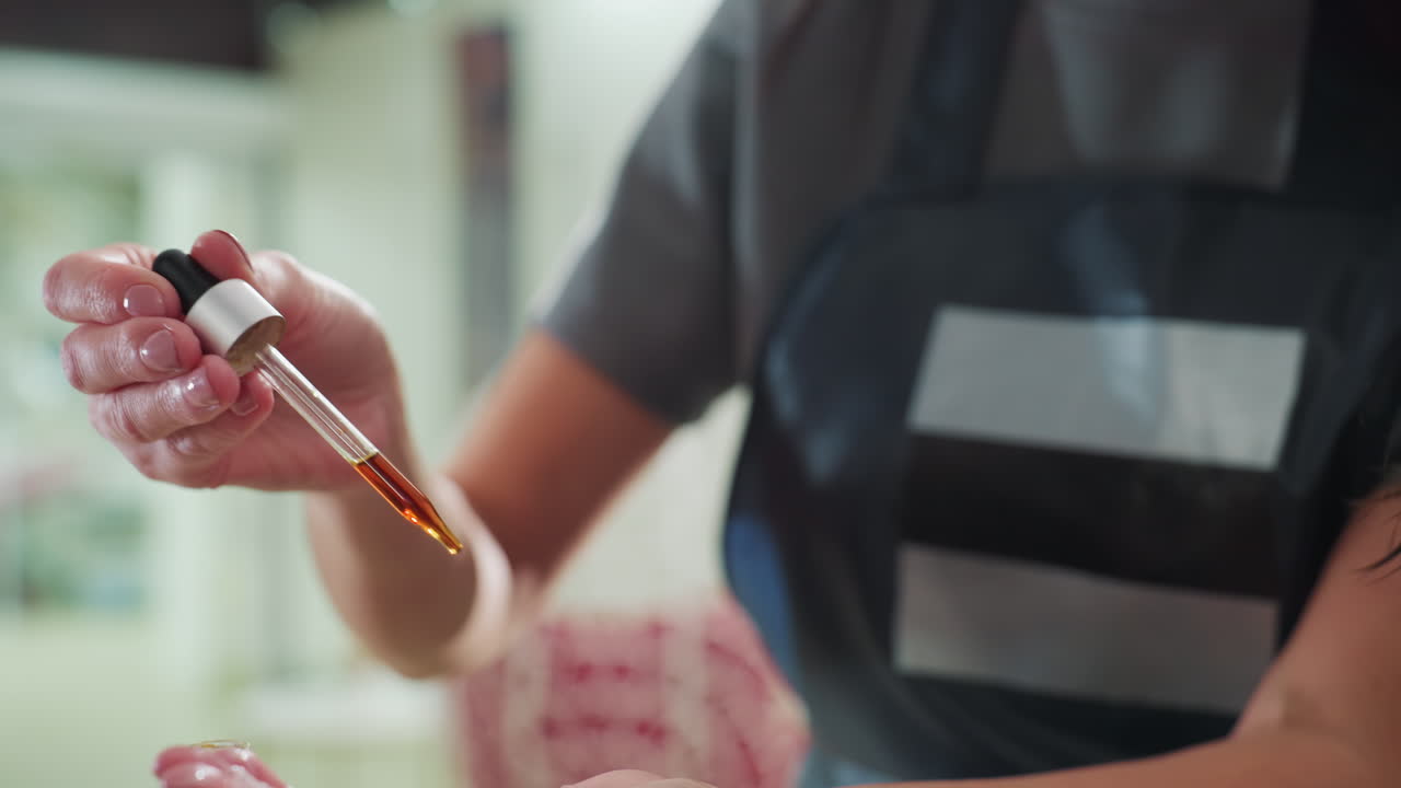 preparación para tratamiento capilar; un salón moderno prepara el cuero cabelludo y el cabello con tratamientos ricos en nutrientes; el proceso de aplicación consiste en que el estilista introduzca aceites nutritivos en el cuero cabelludo y el cabello para su revitalización