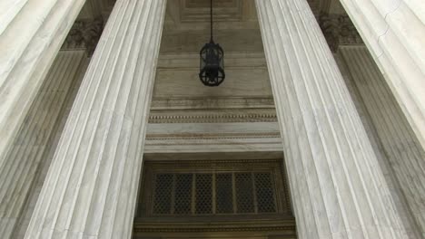 vista de columnas una lámpara colgante y puertas de bronce en la entrada oeste de la corte suprema