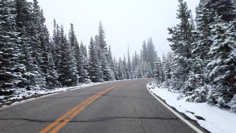pov conduciendo en las montañas después de una tormenta de nieve