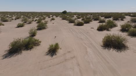 Toma-Aérea-De-Un-Camión-Blanco-Fuera-De-La-Carretera-En-El-Desierto-Del-Sudoeste,-Vehículo-Visto-Por-Un-Dron