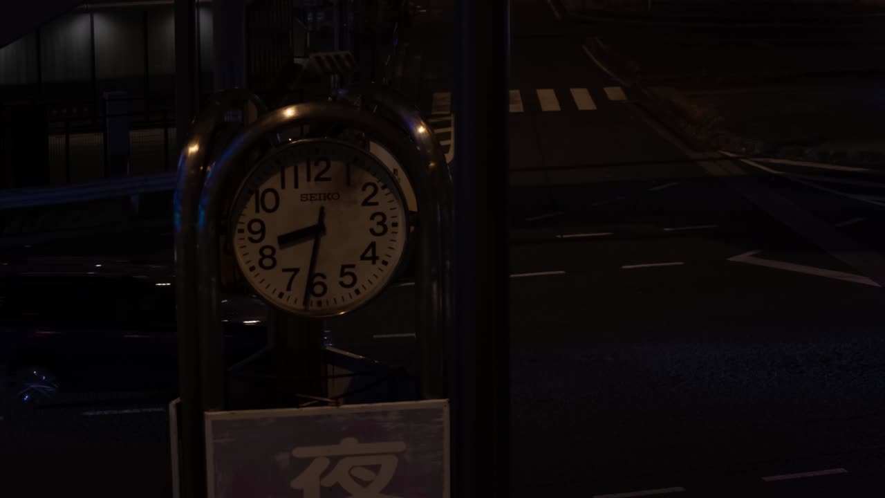 東京の街路での交通渋滞の夜間タイムラプス、ロングショット。