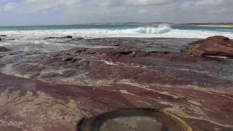 olas rompiendo en la costa rocosa, kalbarri australia occidental