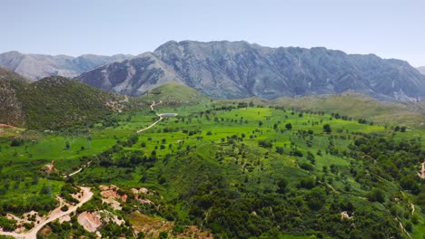 paisaje montañoso cerca del pueblo de pilur, en hilmare, albania