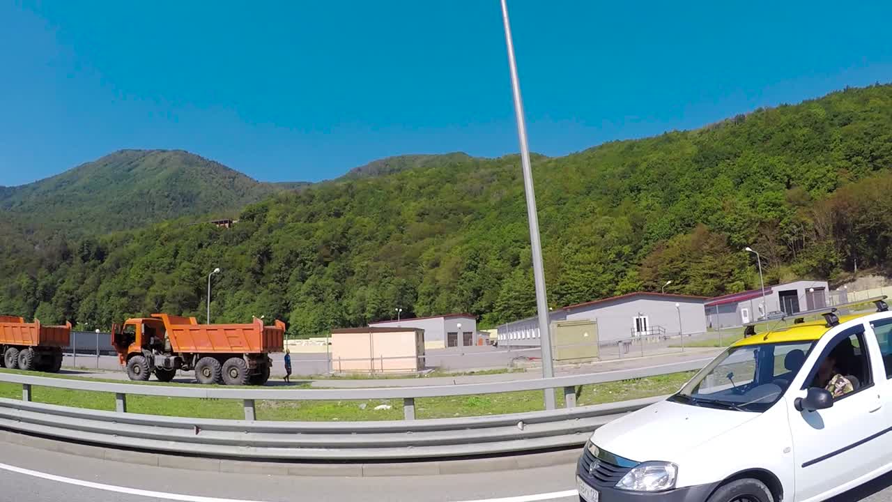 산업 구역이 있는 산악 고속도로