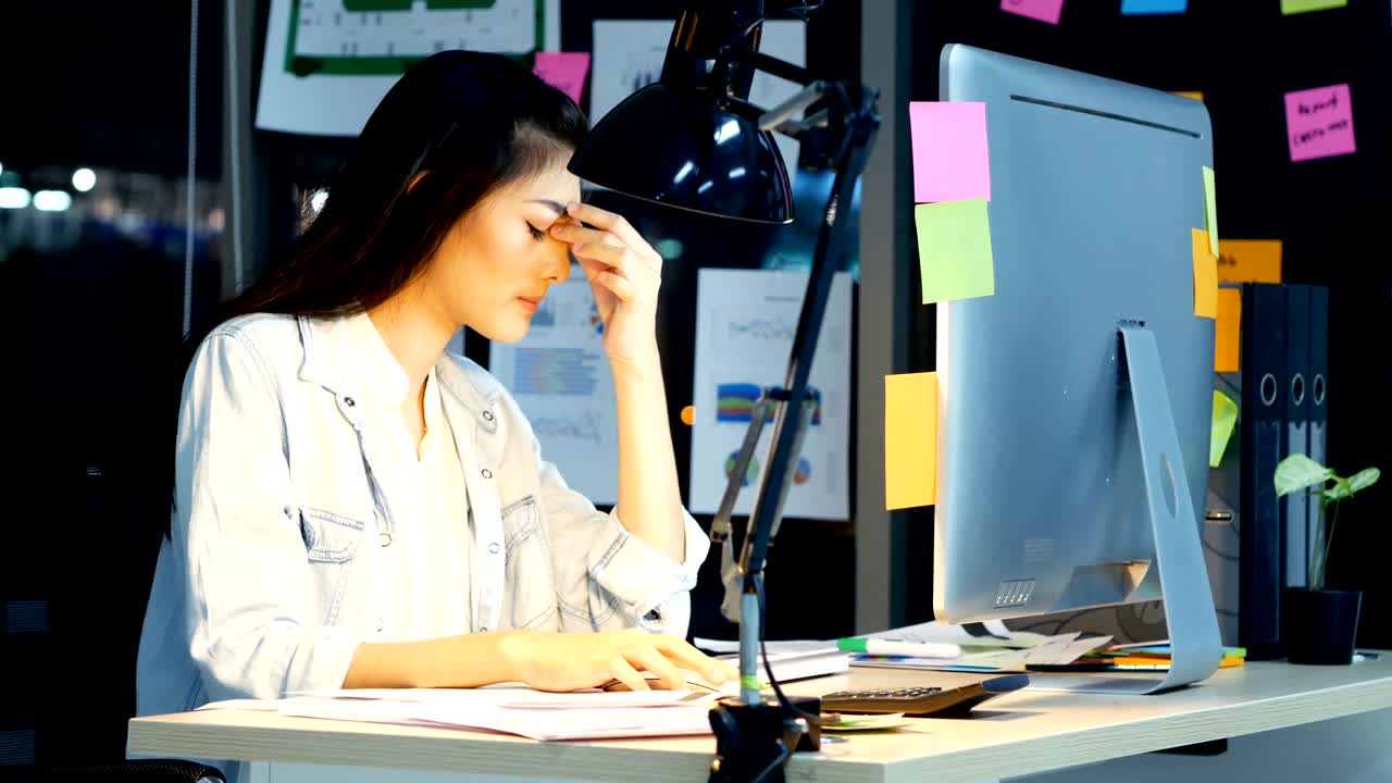 지친 사업가 여성 사무실에서 일. 그녀는 늦은 밤부터 일하고 있습니다.