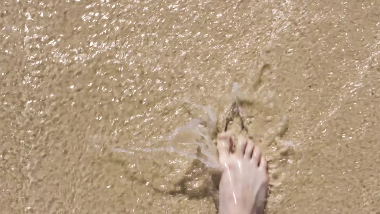 caminando en el agua clara del mar rojo