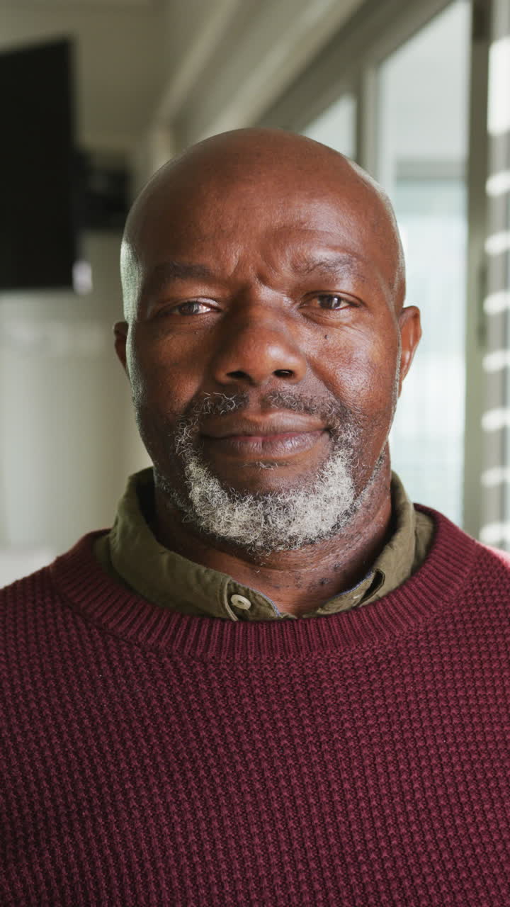 Vidéo verticale d'hommes afro-américains regardant par la fenêtre