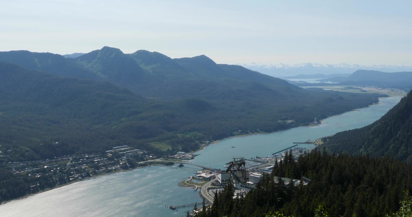 Splendida vista sulla città di Juneau, sul canale di Gastineau e sull'isola di Douglas. Il Douglas Bridge, il ponte che attraversa il canale di Gastineau, collega il centro di Juneau con l'isola di Douglas.