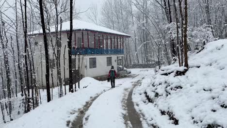 Regrese-A-Casa-Después-De-Una-Maravillosa-Y-Emocionante-Aventura-De-Senderismo-En-Fuertes-Nevadas-En-El-Bosque-De-Hircanian-En-Irán,-La-Antigua-Casa-Antigua-En-El-Campo,-La-Vida-Del-Pueblo,-La-Gente-Local-Que-Vive-En-La-Región-Montañosa