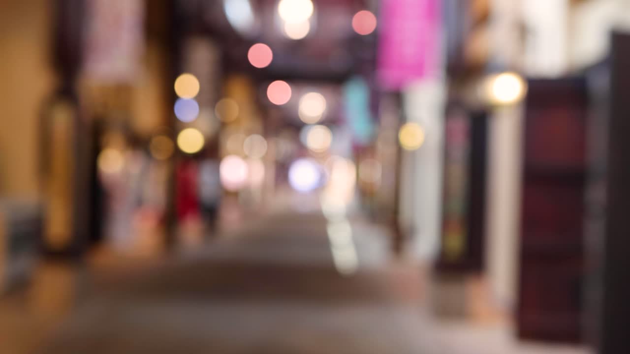 un pasillo con luces bokeh de colores