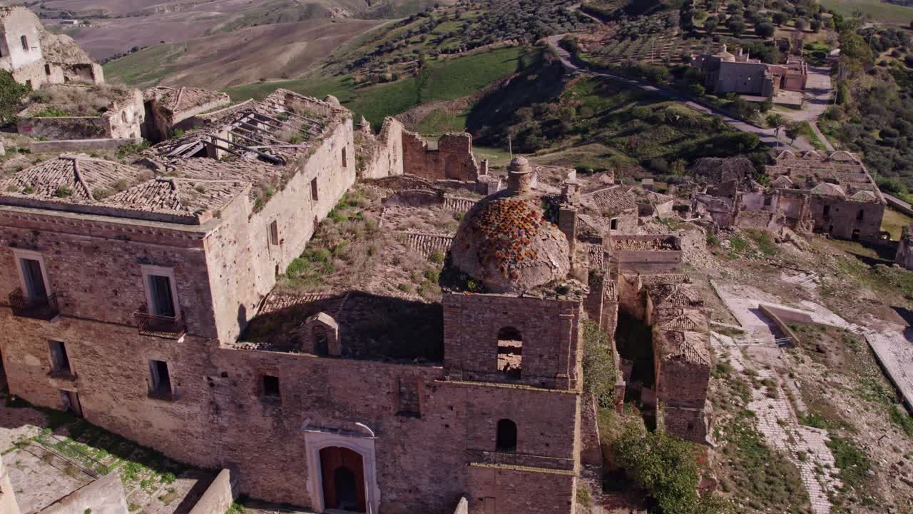 Aşınmış manzaralı terk edilmiş kasaba, Craco, Matera, İtalya