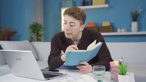 estudiante haciendo la tarea en línea con un amigo.