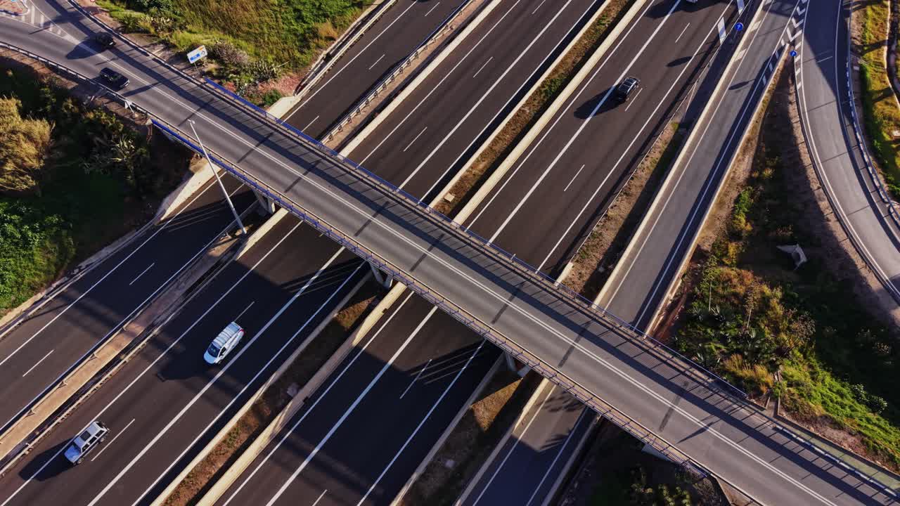 Drukkke snelwegen in Spanje overdag met voertuigen op de weg