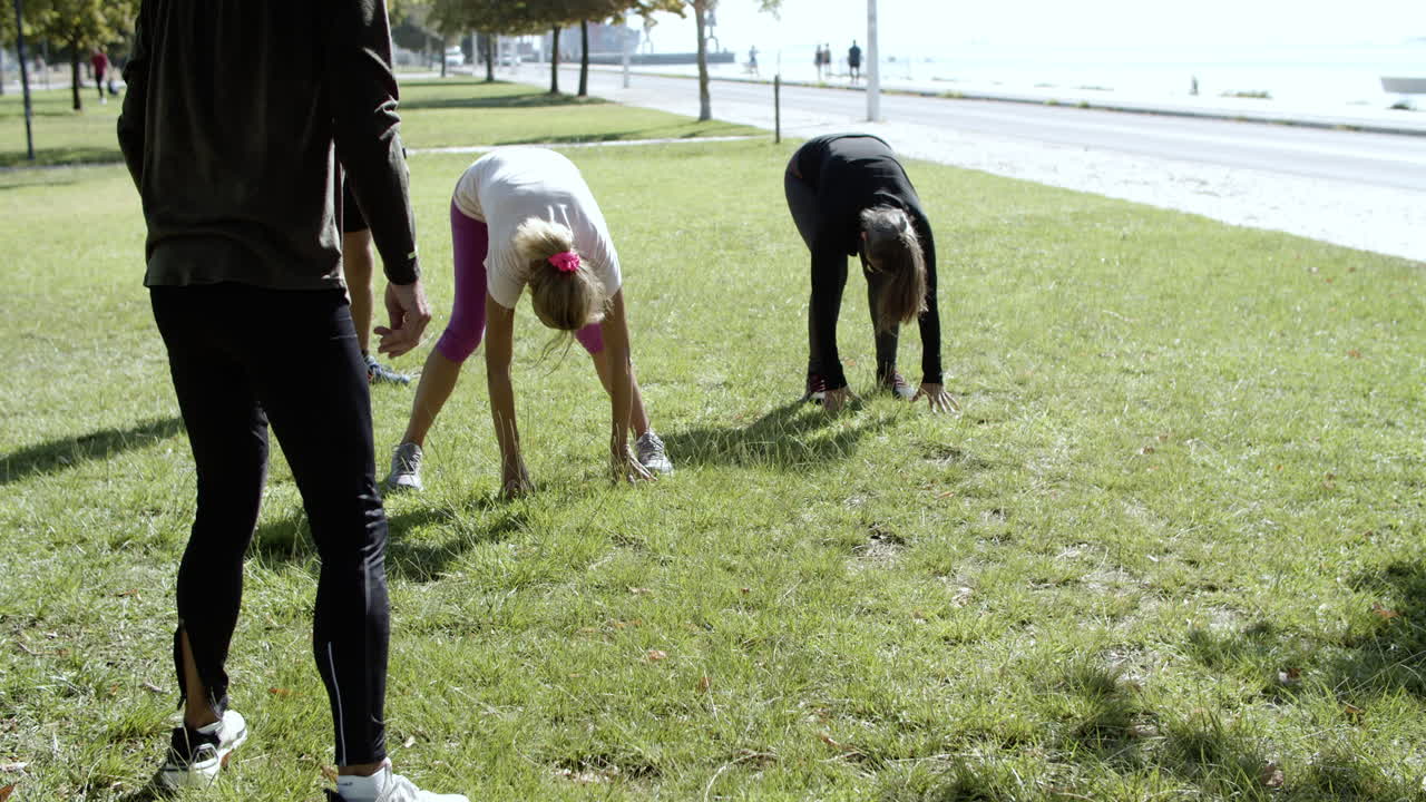 몸을 구부리는 중년 남녀