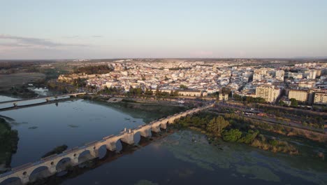 Berühmte-Wahrzeichenbrücke-Puente-De-Palmas-In-Badajoz,-Spanien,-Skyline-Der-Luftumlaufbahn