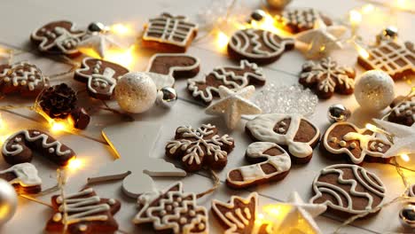 composición de dulces navideños galletas de jengibre con adornos navideños
