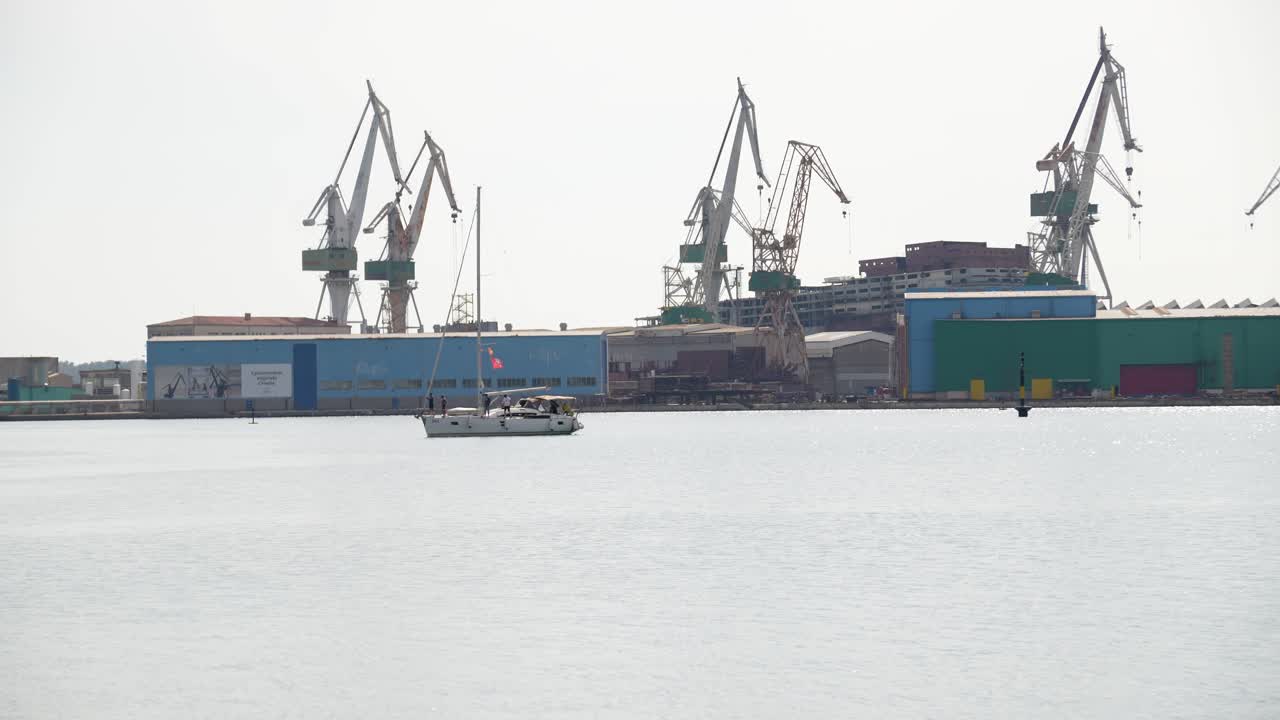 ⁇ 색 요트 와  ⁇ 은  ⁇ 발 과 승무원 들 이 크로아티아 의  ⁇ 라 항구 를 떠난다