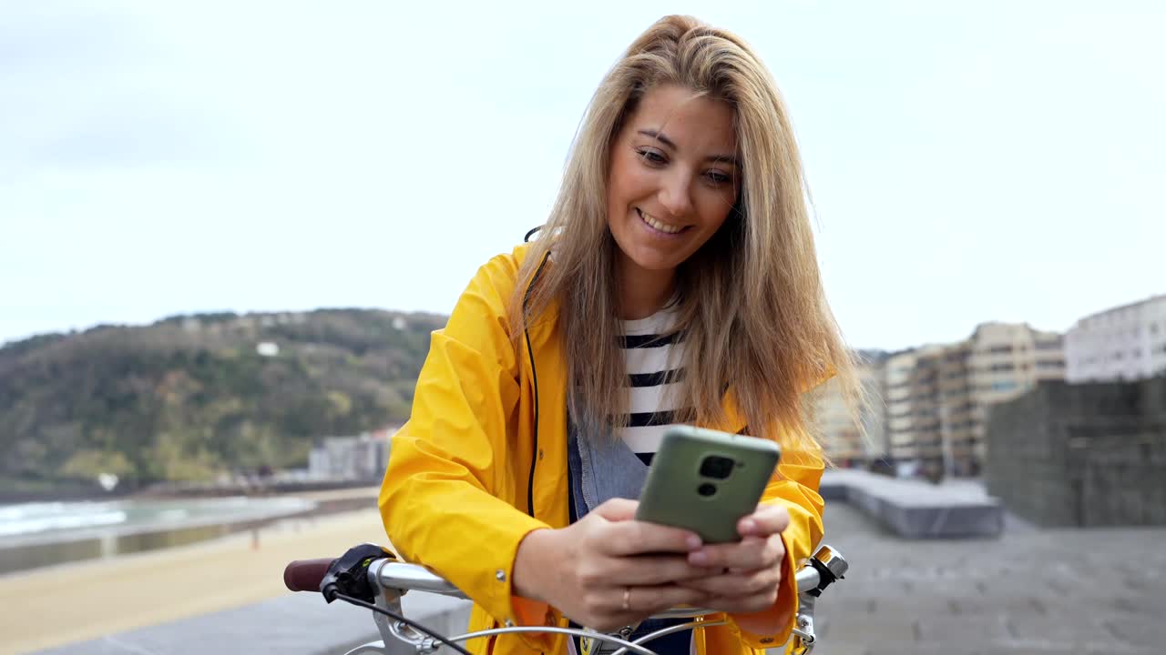 Sahilde bisikletiyle selfie çeken kadın