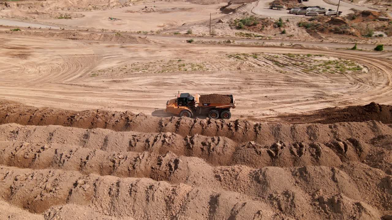 bluffdale 유타의 자갈 구덩이 지형에서 덤프 트럭 하역 - 공중 궤도