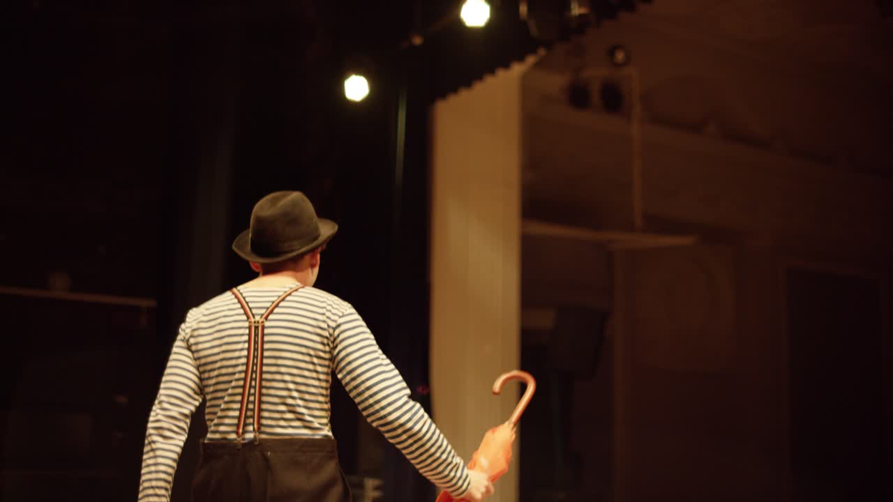 payaso en el escenario