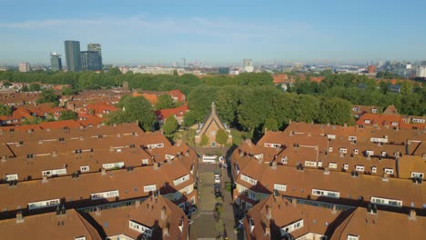 el centro de la ciudad de ámsterdam se cierne detrás durante la elevación por encima de vogelbuurt pt 2 de 2