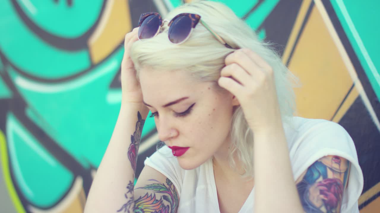 사려깊은 섹시한 젊은 금발의 여자