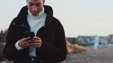 Afroamerikanisches-Mädchen,-Das-Mobiltelefon-Benutzt.