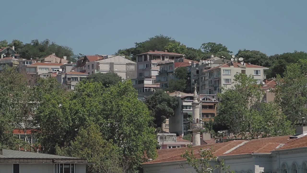 Paesaggio urbano con tetti e una moschea
