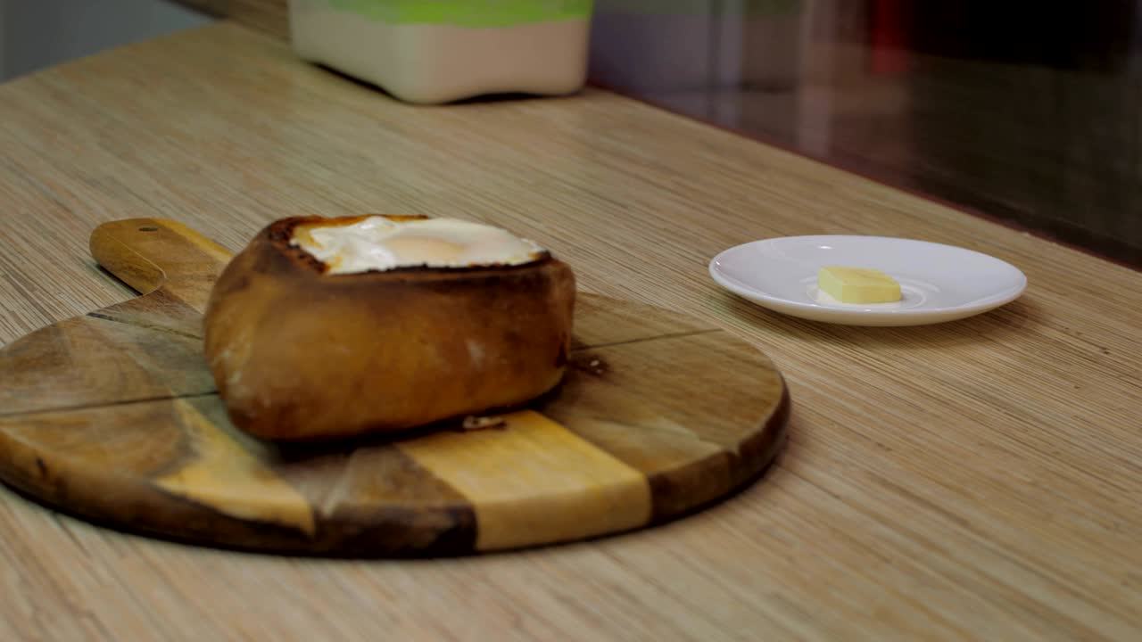 요리사 손은 버터를 가져와 카차푸리에 넣습니다.