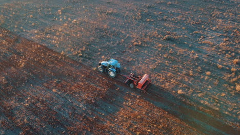 vista aérea de un tractor plantando semillas en un campo